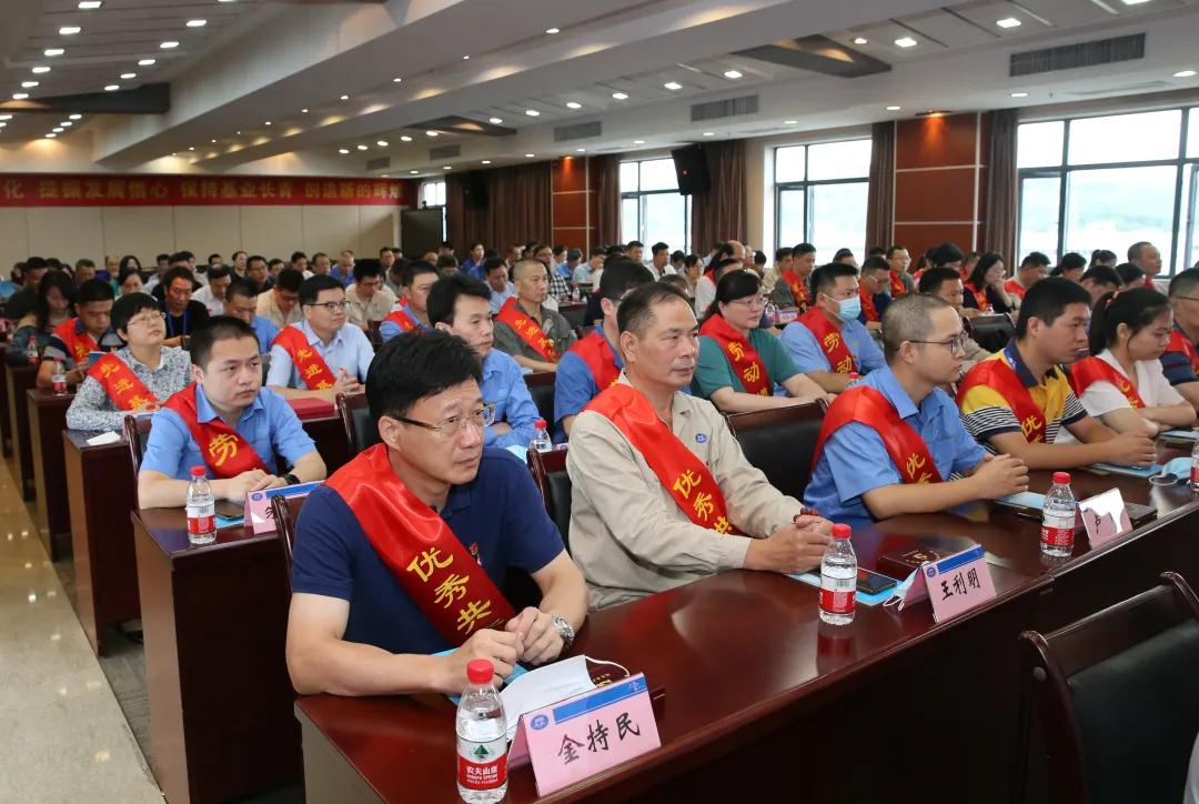 诸侯快讯手机版举行庆祝建党99周年、  建厂70周年暨先进表彰大会(图3)